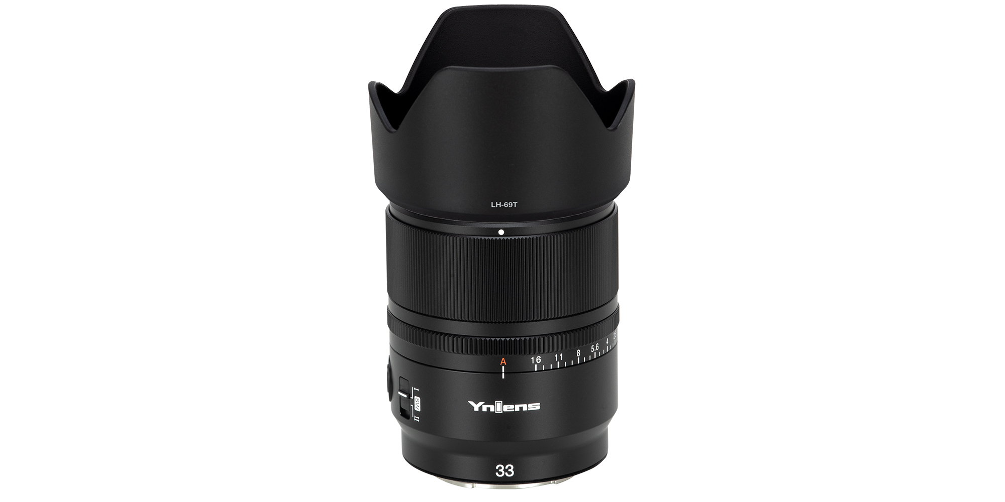 Obiektyw Yongnuo YN 33 mm f/1,4 S DA DSM WL Pro do Sony E z zamontowaną osłoną przeciwsłoneczną na białym tle